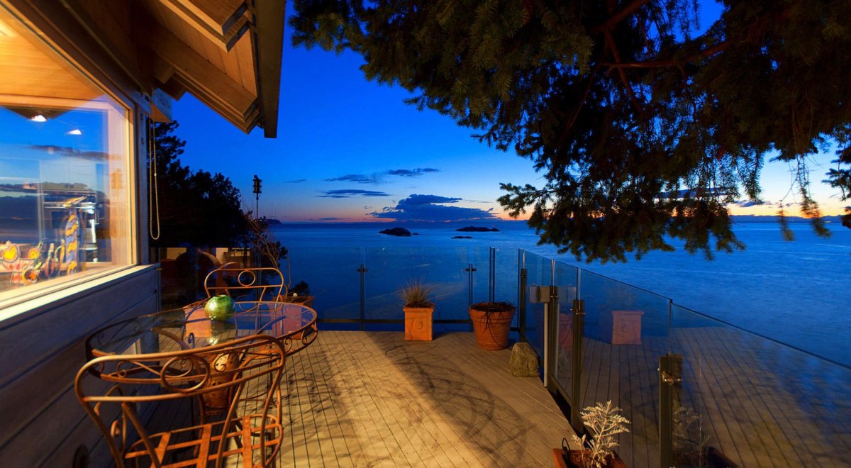 Вид с террасы на сад