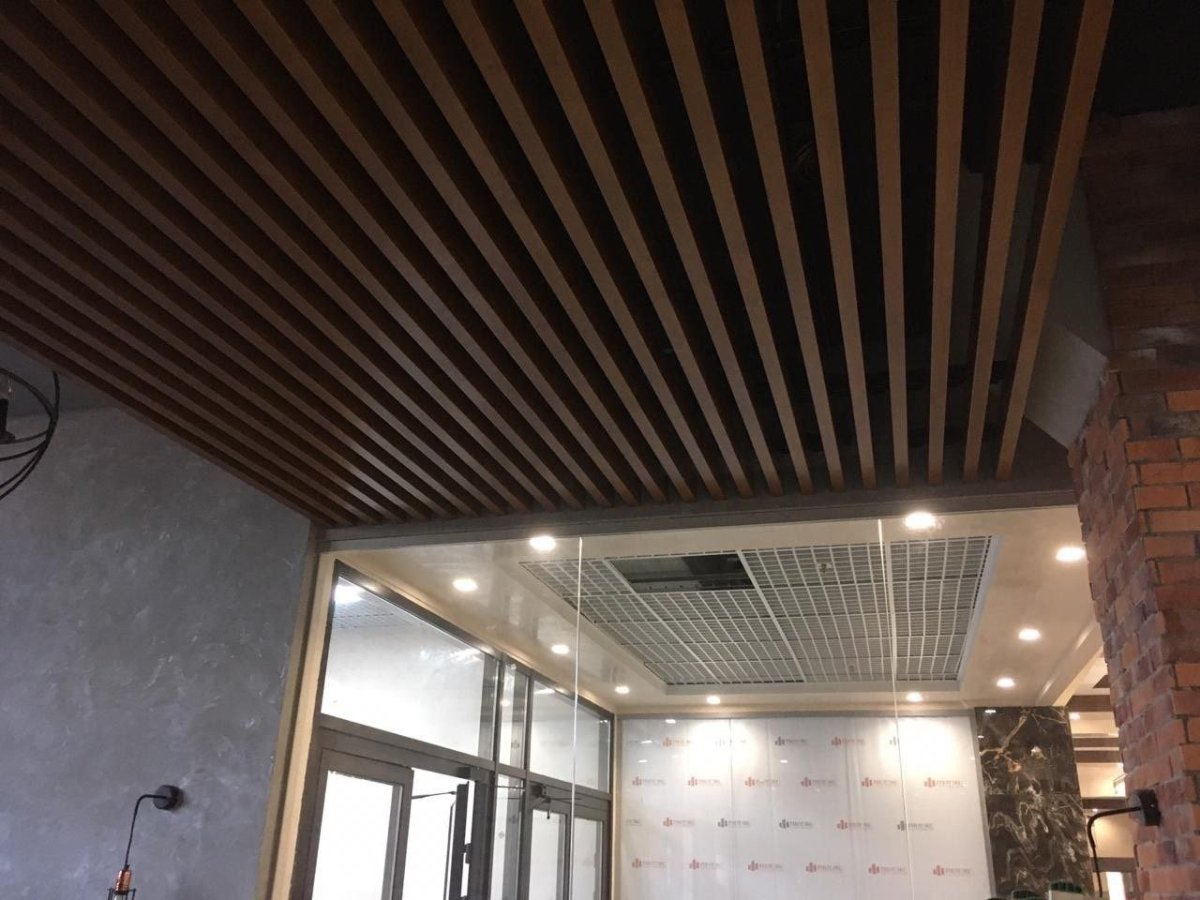 Потолок реечный деревянный лофт