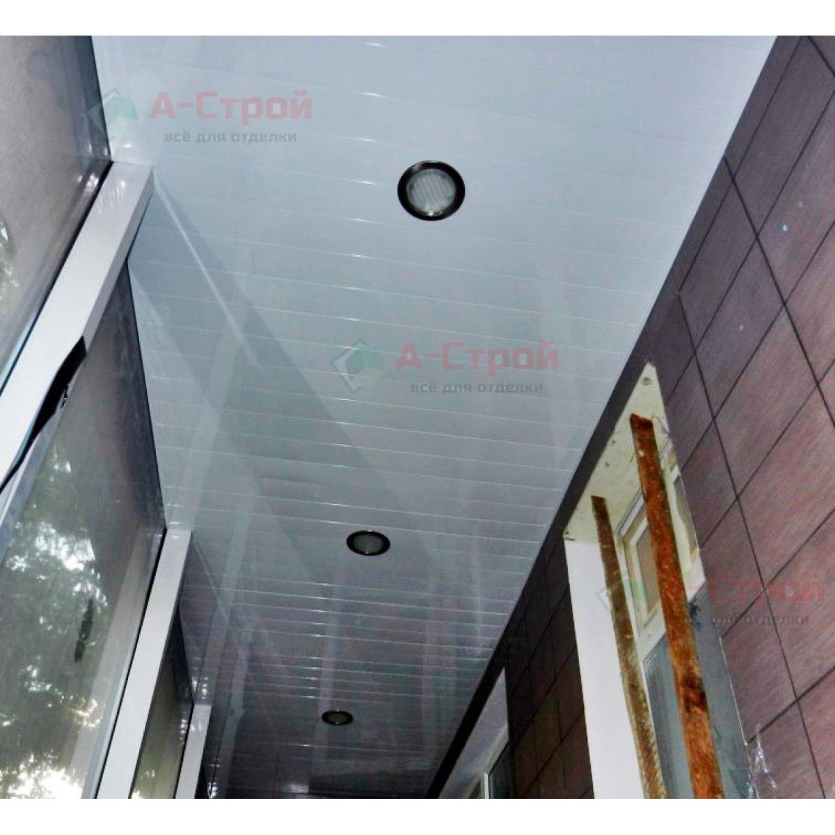 Отделка балкона деревянными рейками