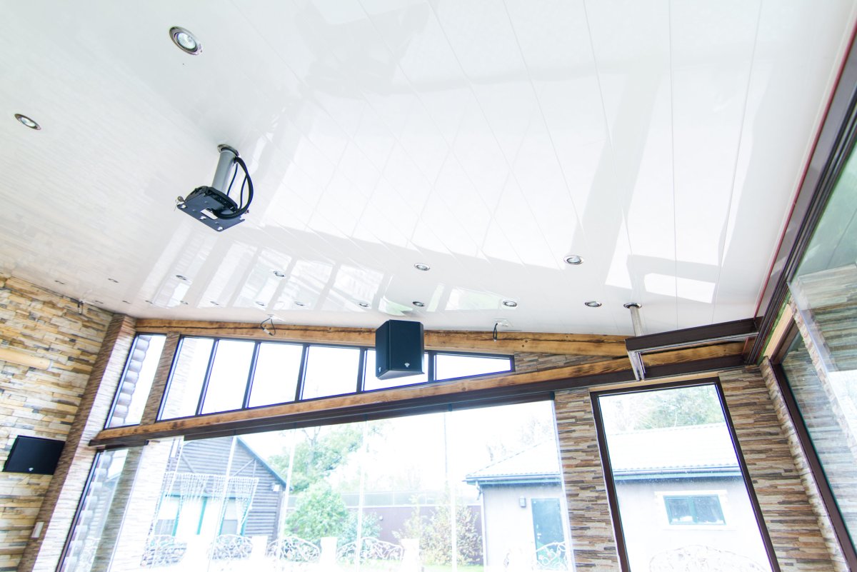 Реечный потолок в деревянном доме