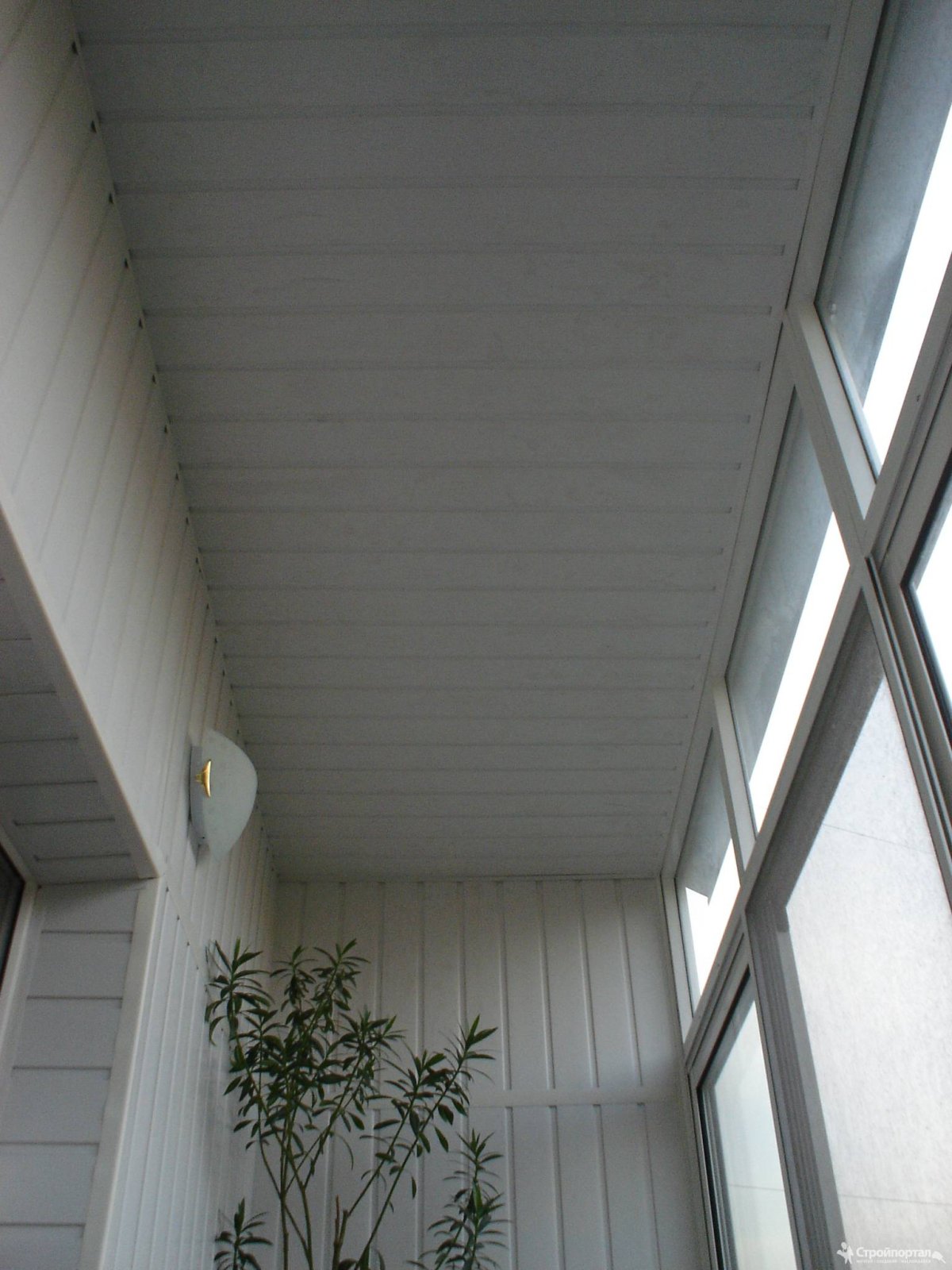 Реечный потолок на балконе фото