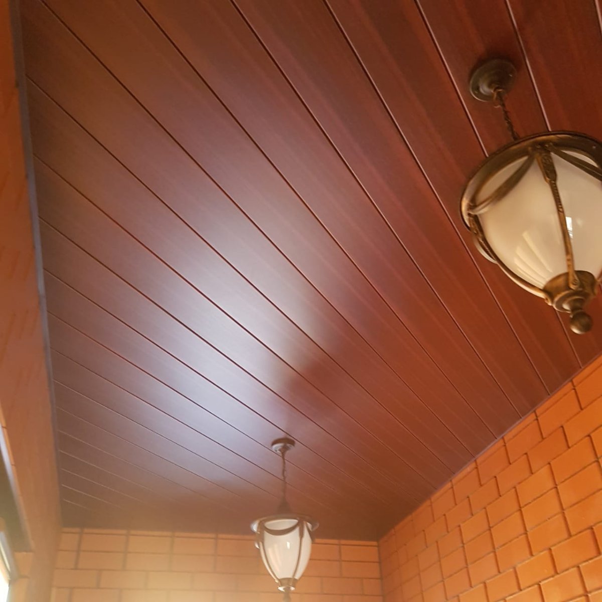 Деревянные реечные панели на потолке