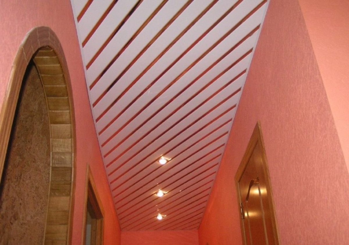 Реечный потолок на кухне