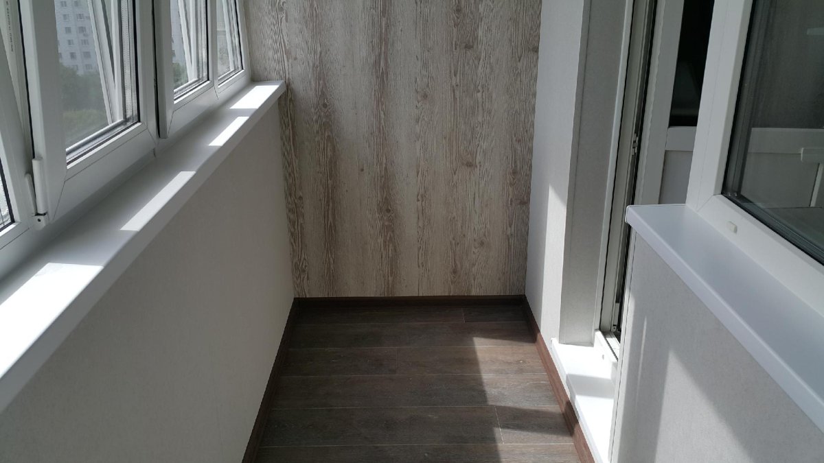 Интерьер балкона с ламинатом