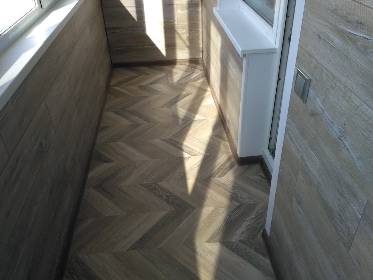 Обшивка балкона ламинатом