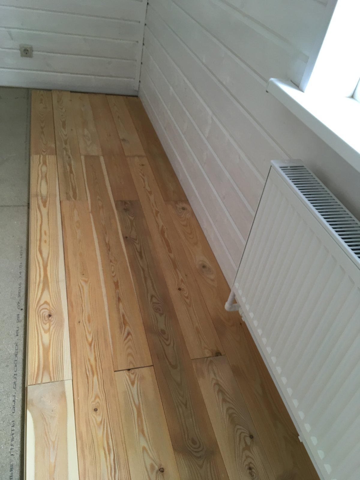 Деревянный пол на балконе