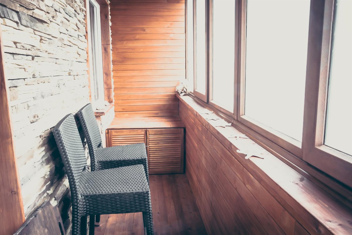 Деревянный пол на балконе