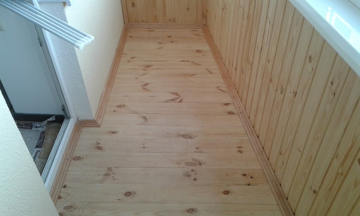 Деревянный пол на лоджии