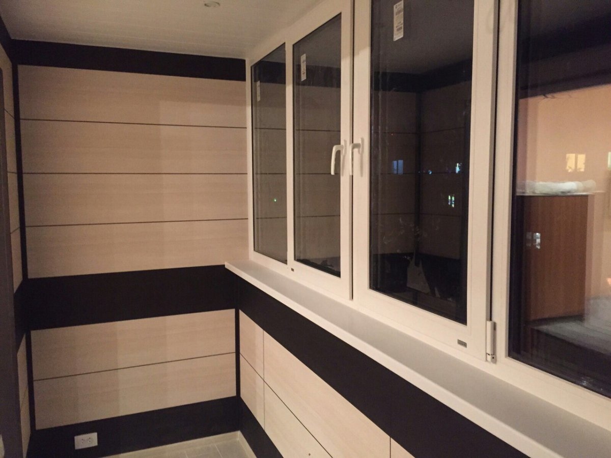 Интерьер лоджии с ламинированными панелями