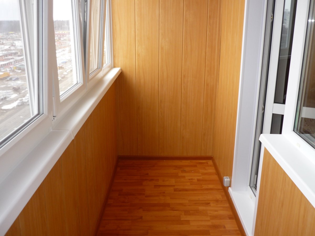 Балкон отделанный МДФ панелями