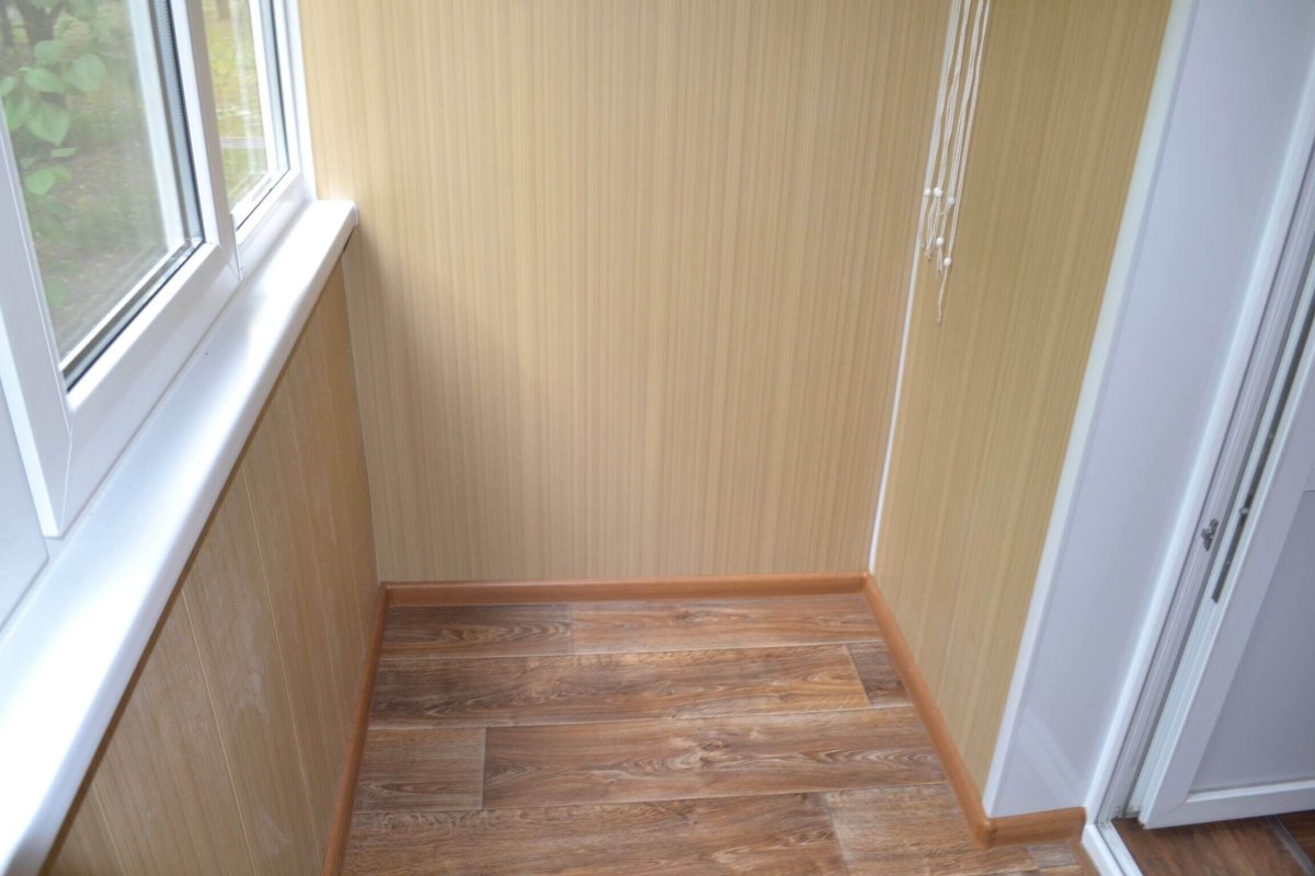 Отделка балкона панелями