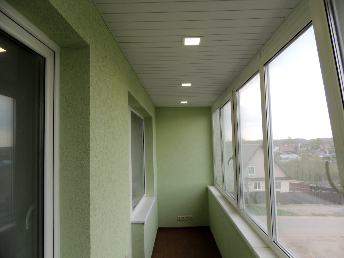 Декоративный кирпич на балконе