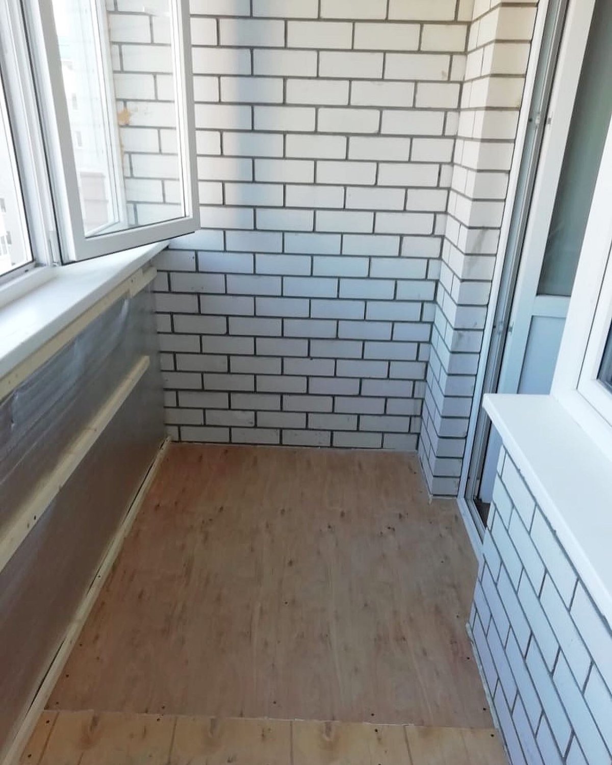 Отделка балкона панелями под камень