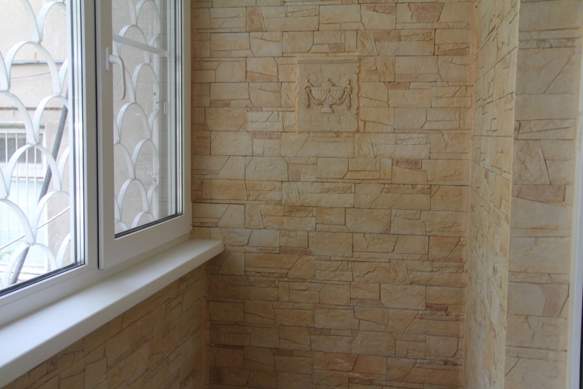 Отделка балкона камнем