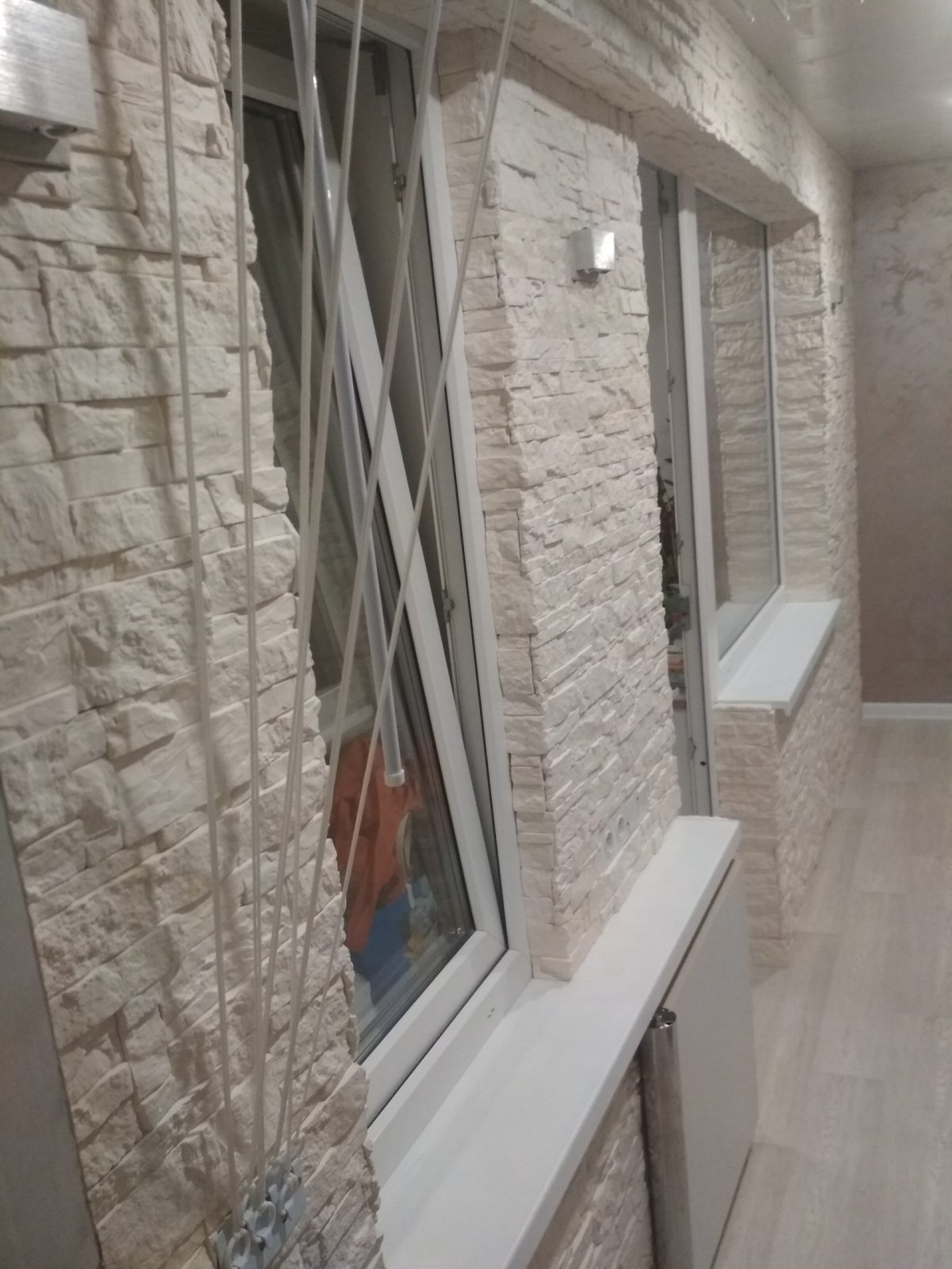 Отделка балкона декоративным камнем