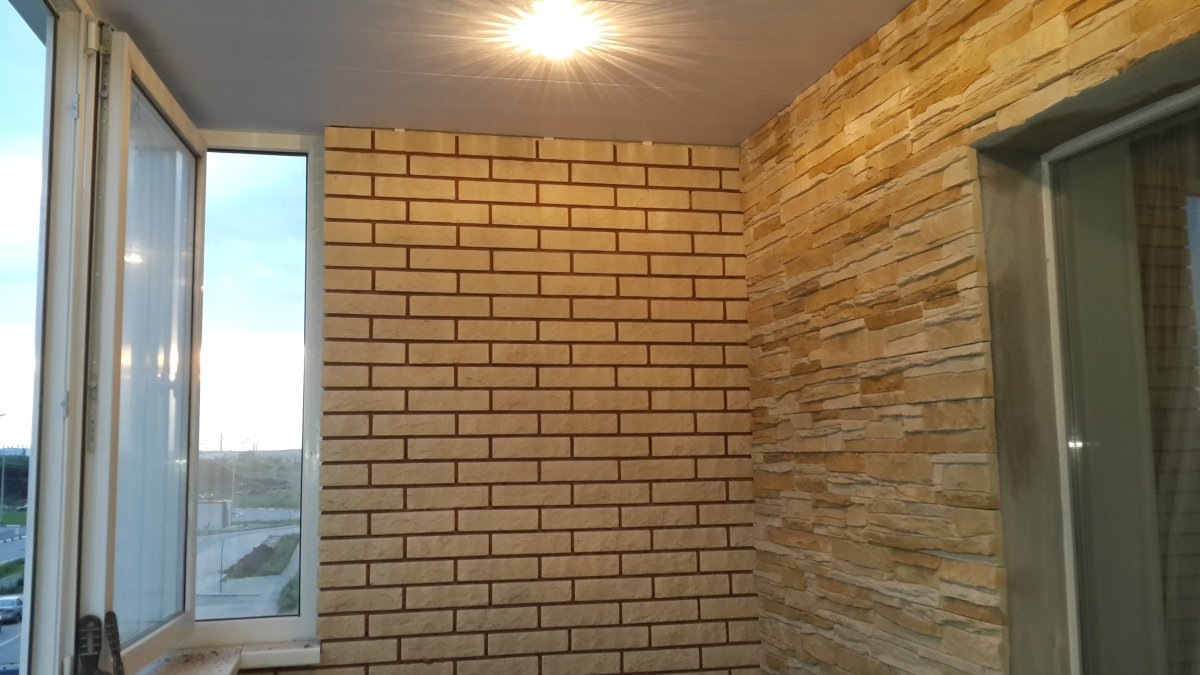 Отделка балкона панелями под кирпич