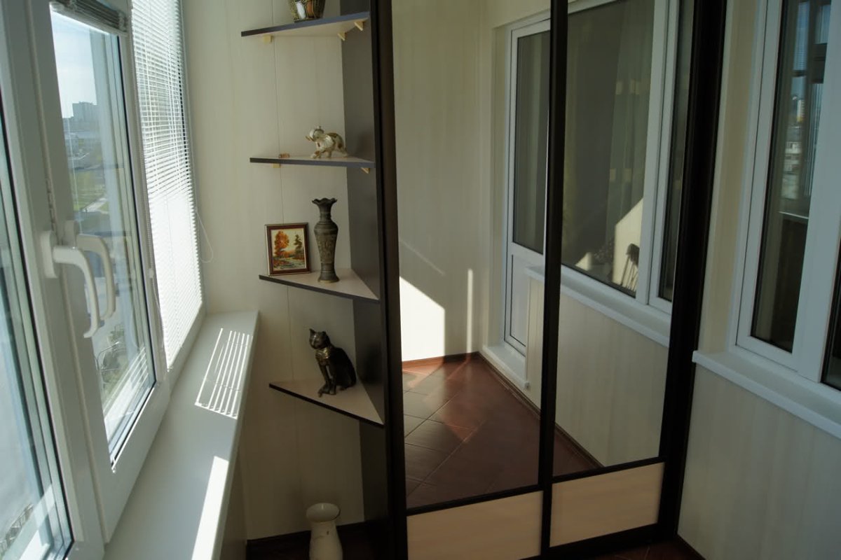 Белый балкон