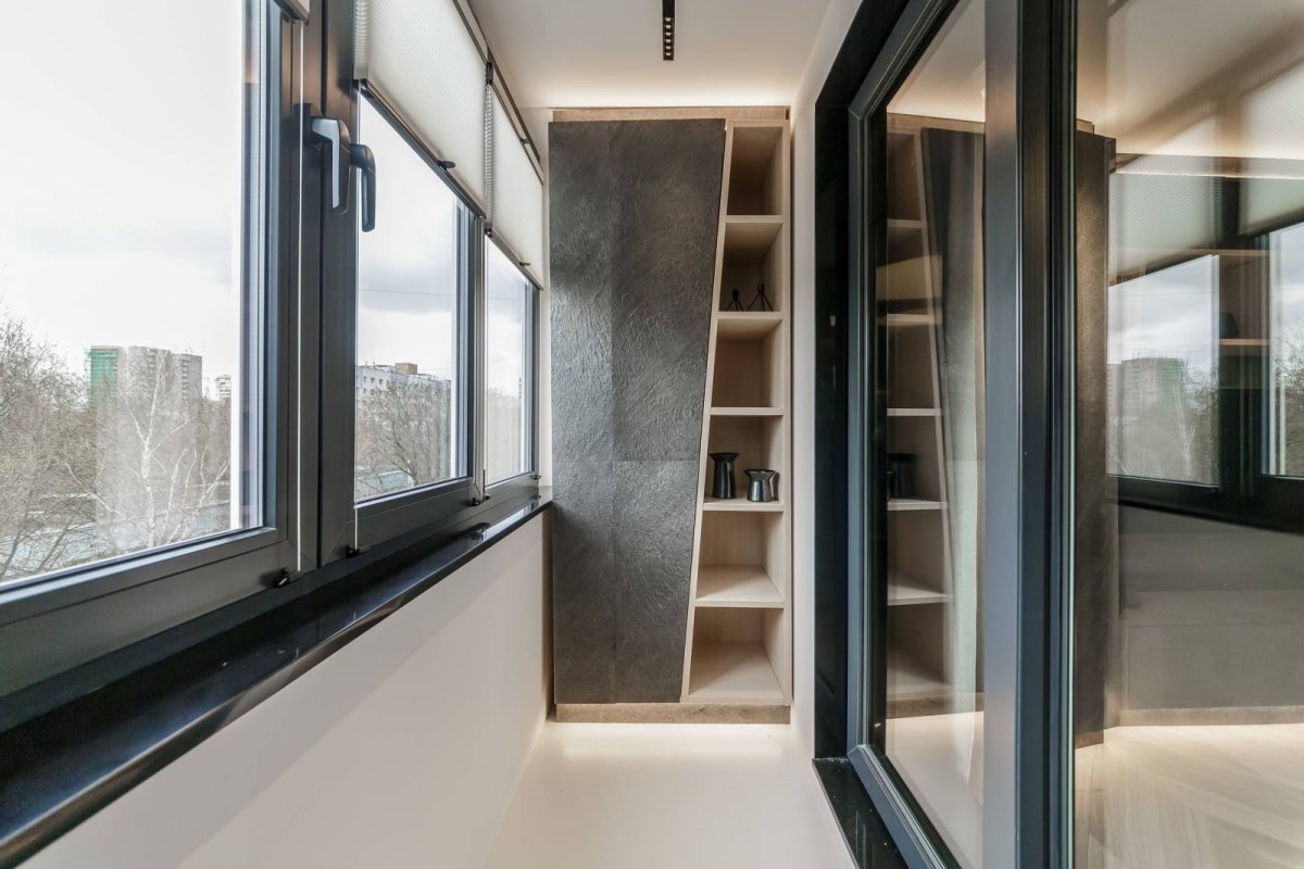 Дизайнерский стеллаж на балкон