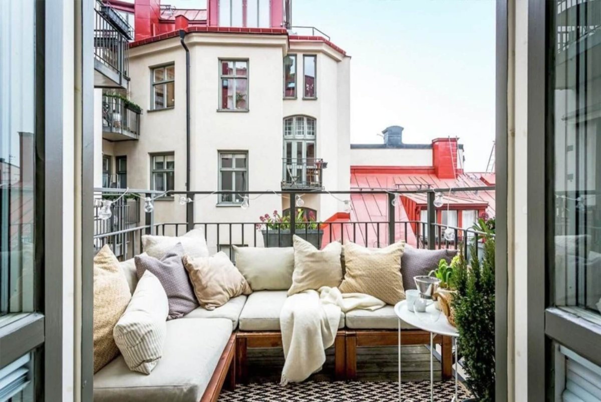 Красивый открытый балкон