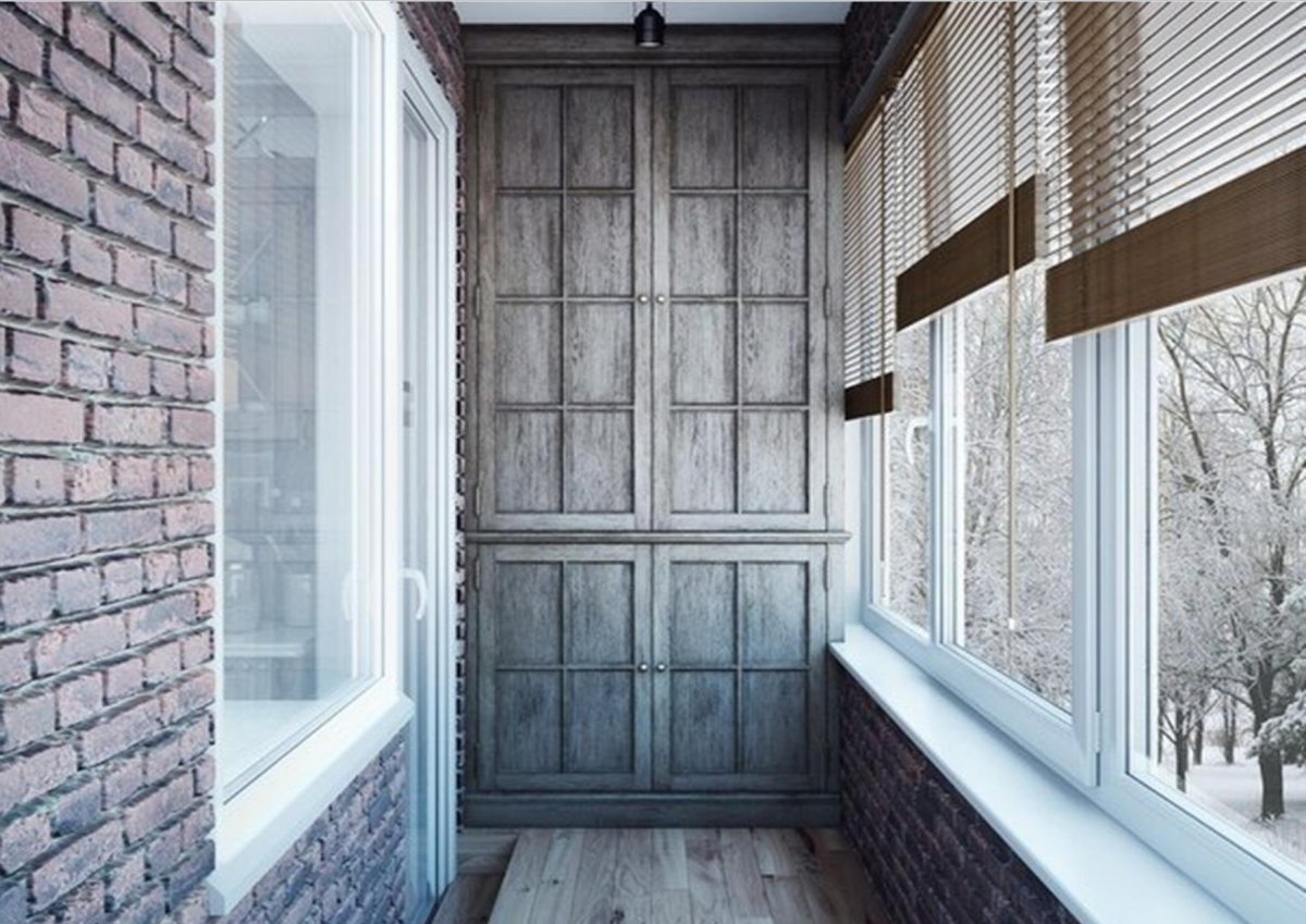 Балкон с кирпичной стеной