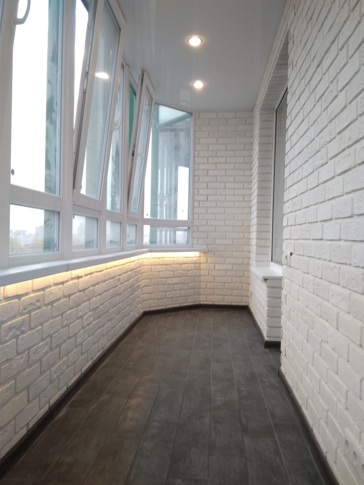 Обшивка балкона кирпичиком