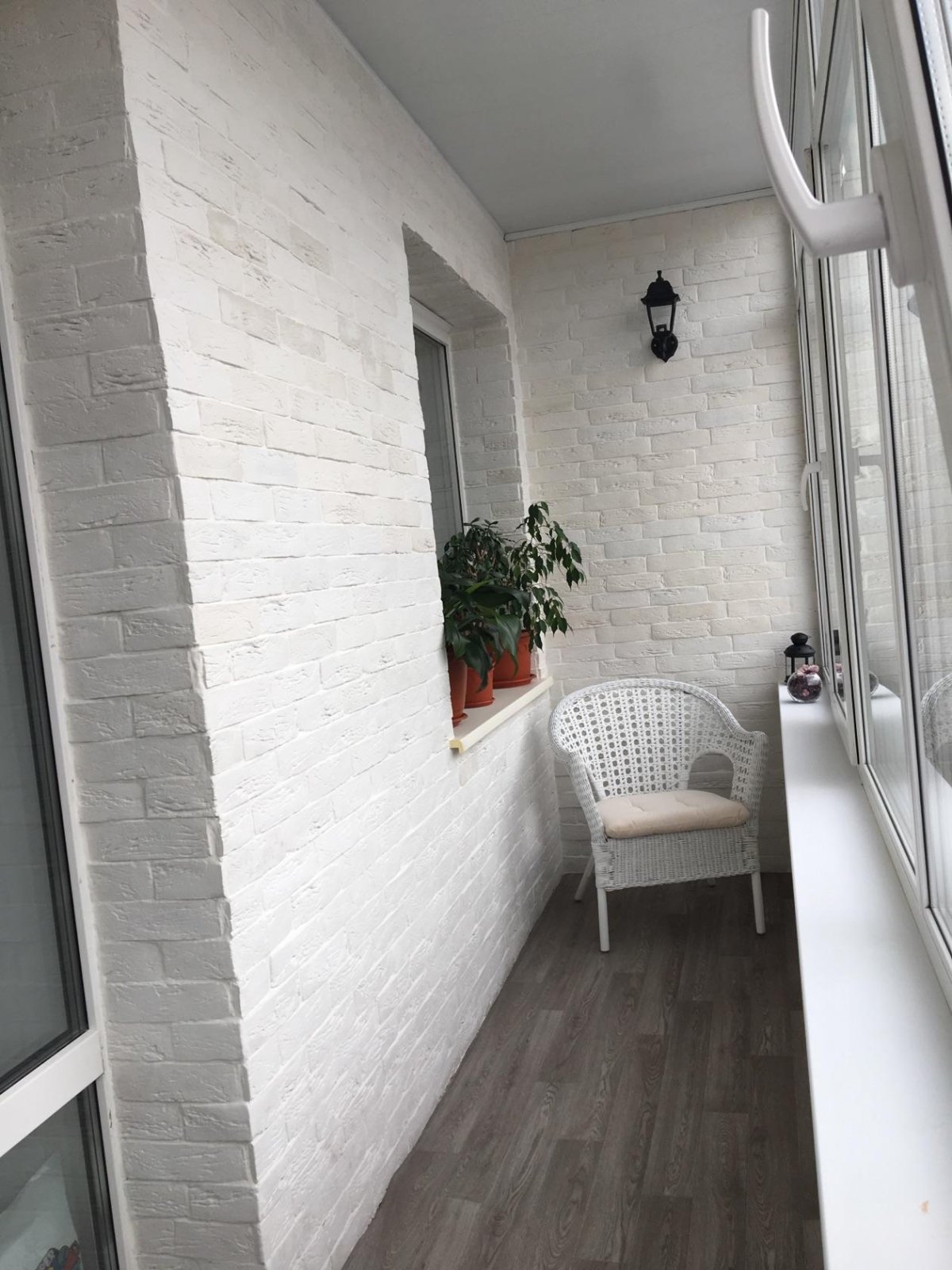 Декоративный кирпич для внутренней отделки балкона