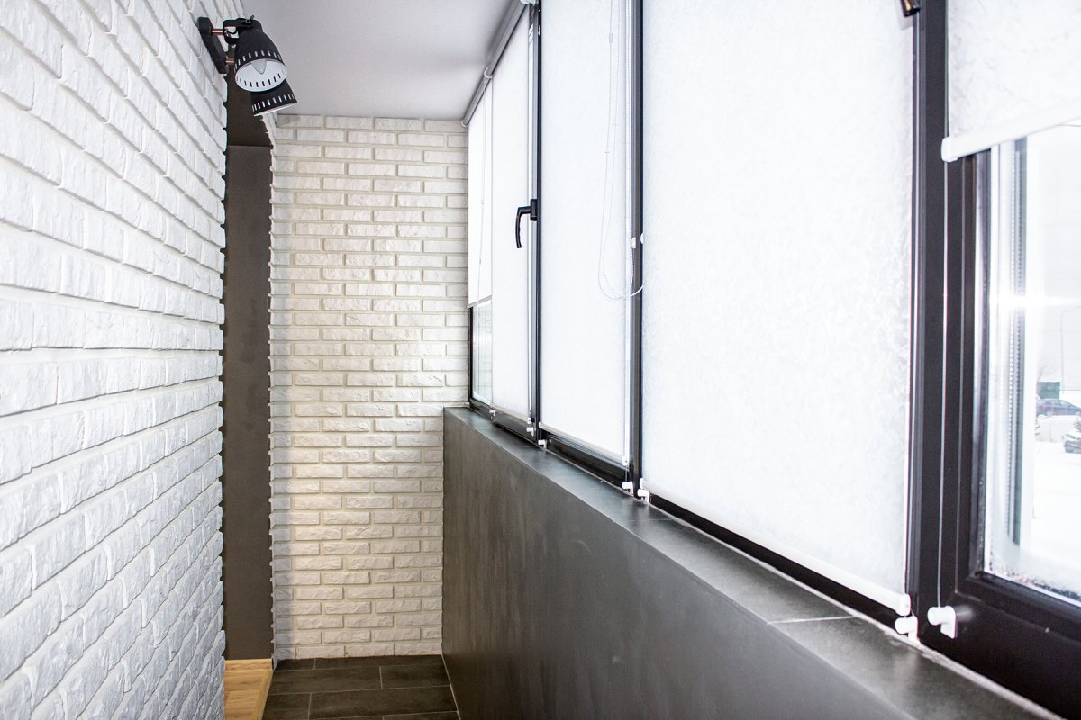 Отделка балкона под кирпич белый