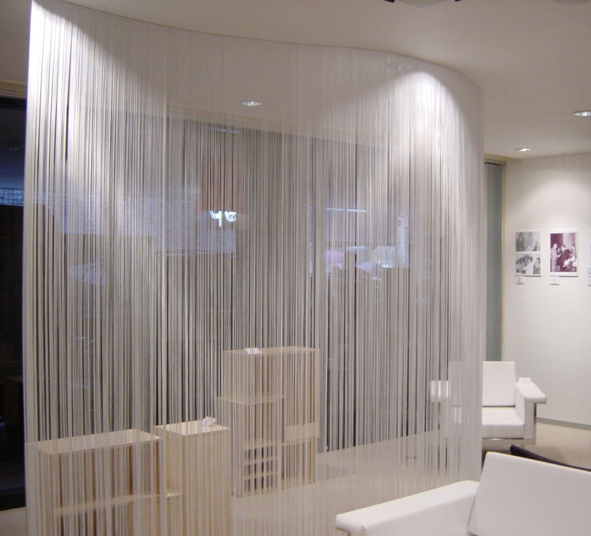 Шторы нити на кухню с балконом