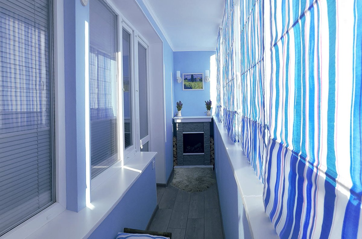 Балкон в голубом цвете