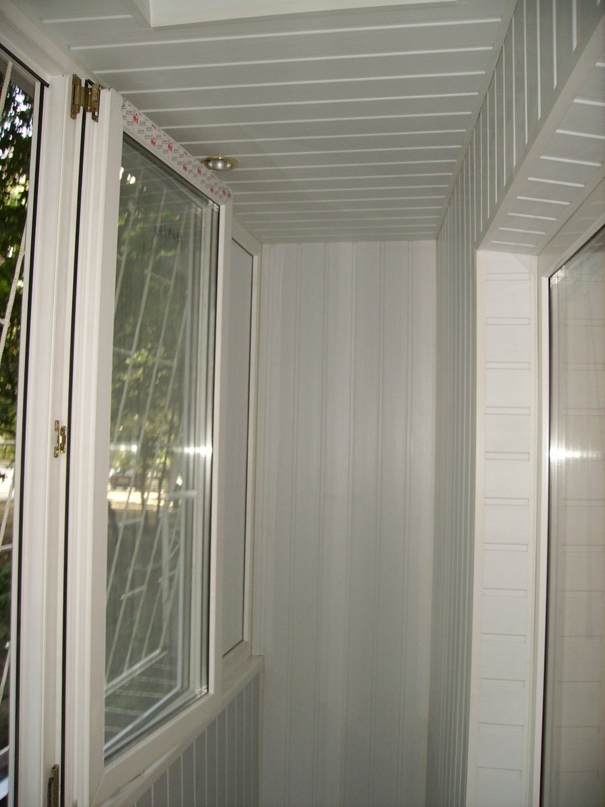 Вагонка на балконе горизонтально