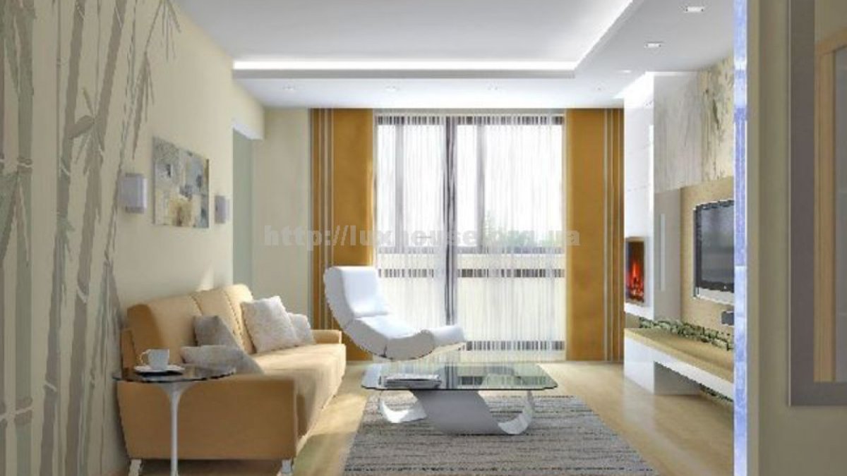 Интерьер вытянутого зала с балконом