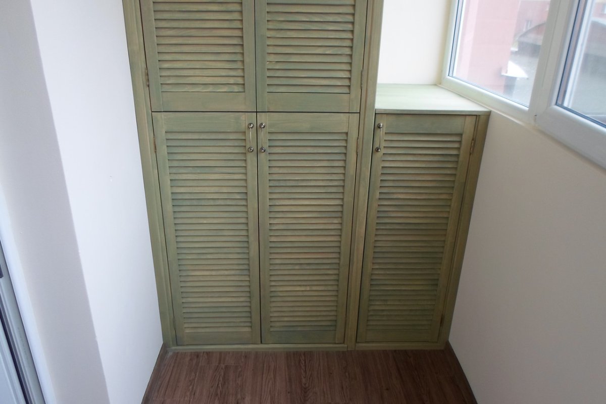Встроенные шкафы с жалюзийными дверцами
