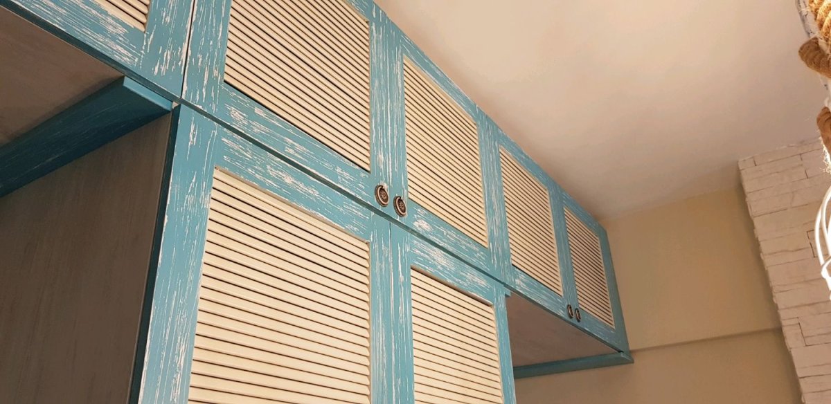 Шкаф на балкон с жалюзийной дверкой