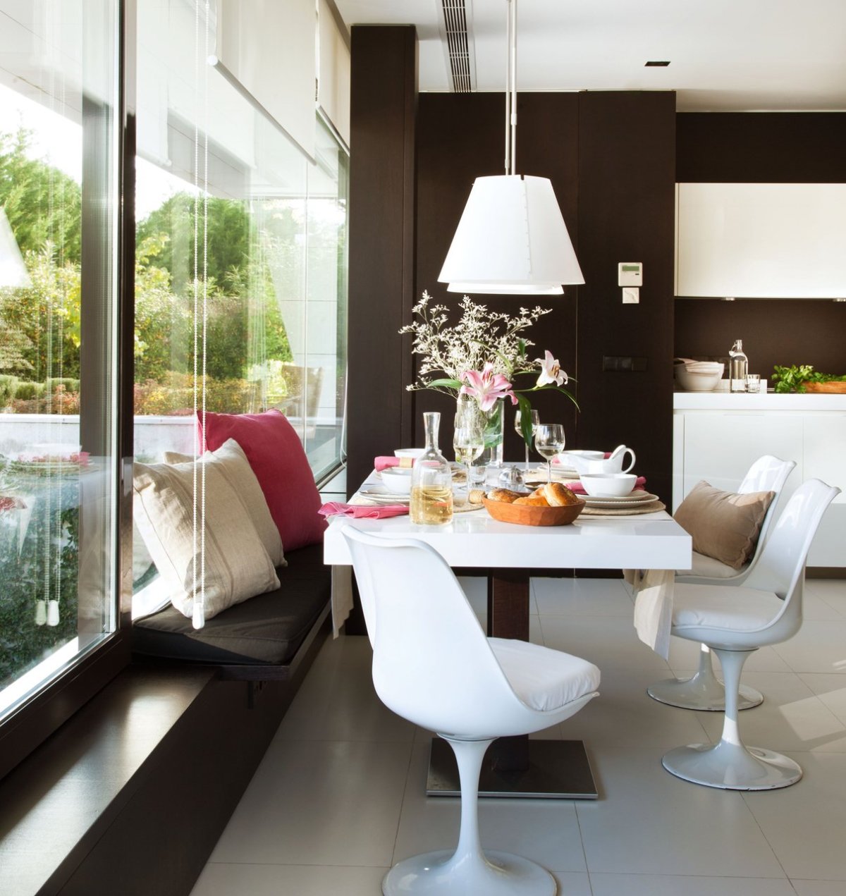 Круглый обеденный стол на лоджии