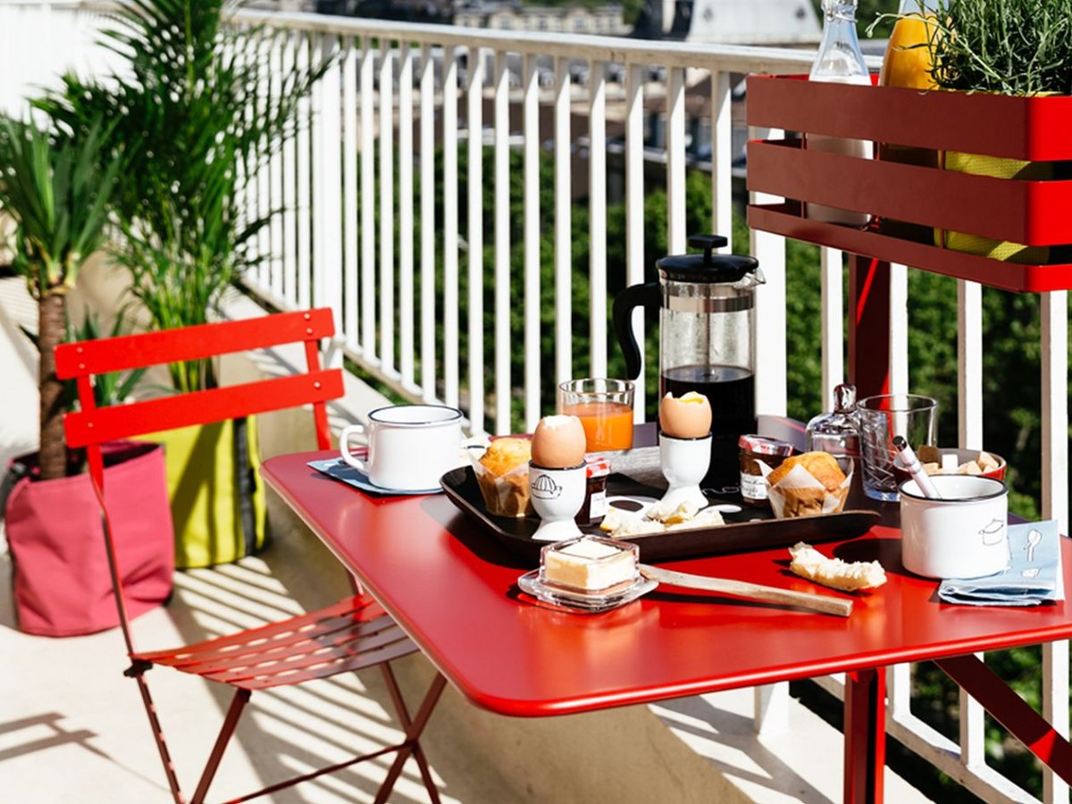 Красивый завтрак на балконе