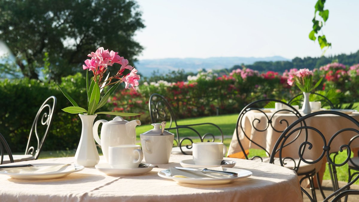 Интерьер кухни с завтраком