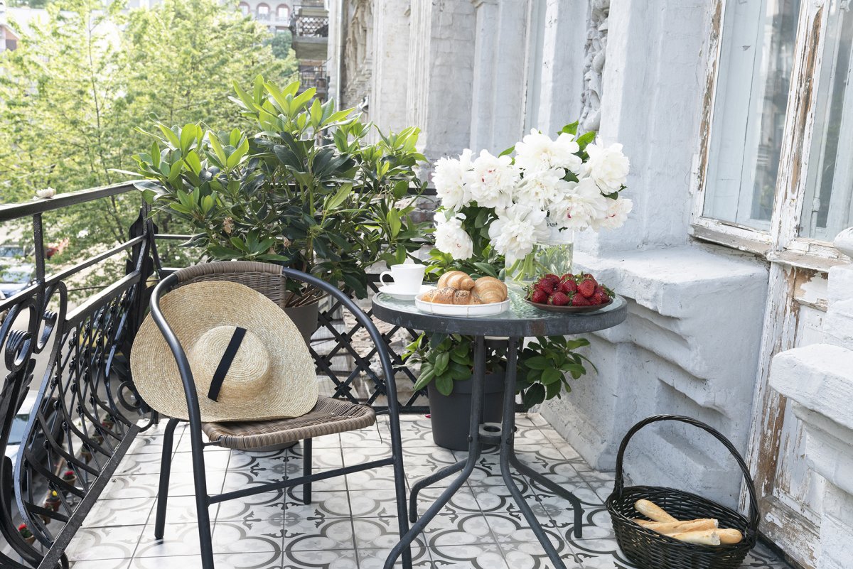 Стол для завтрака на балконе