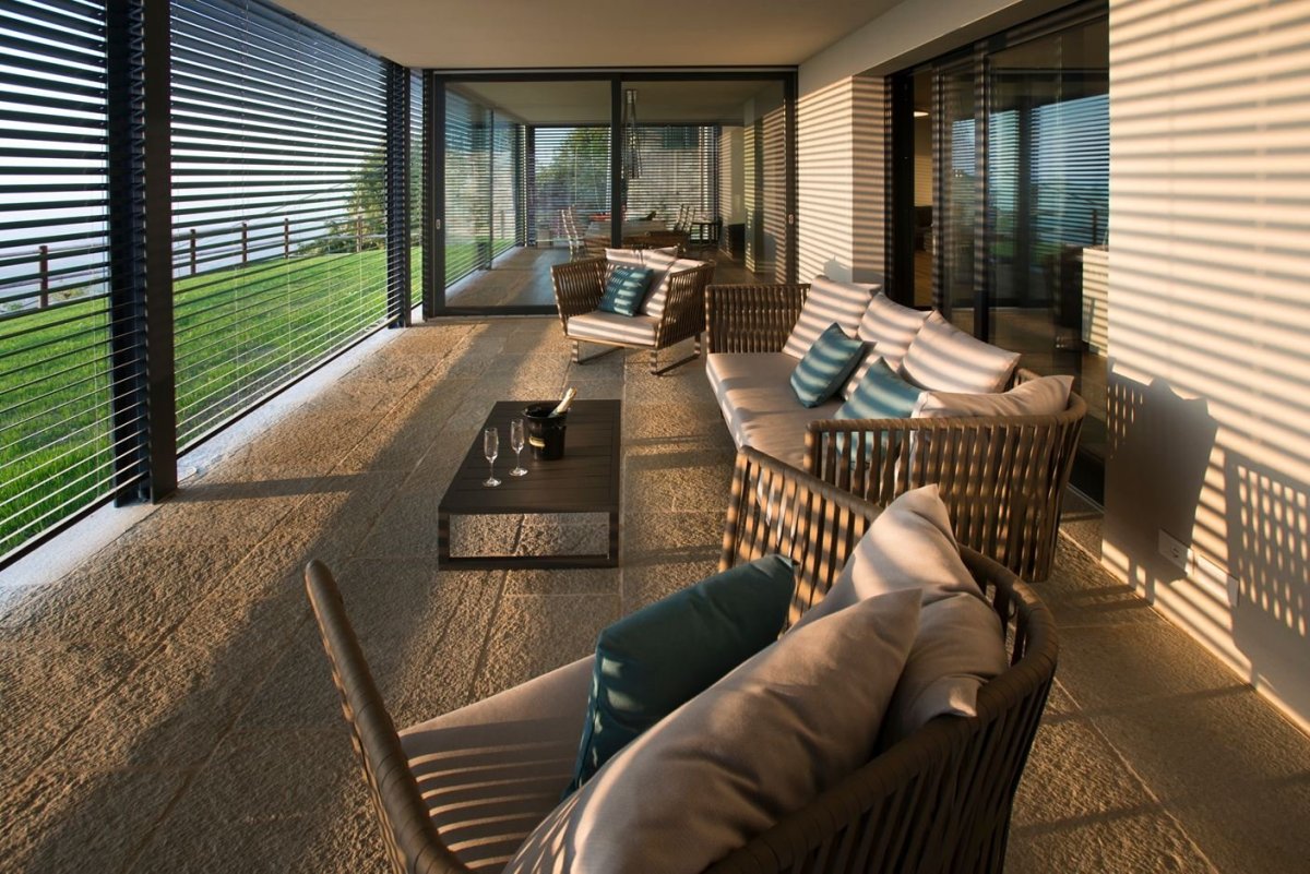 Балкон в серых тонах