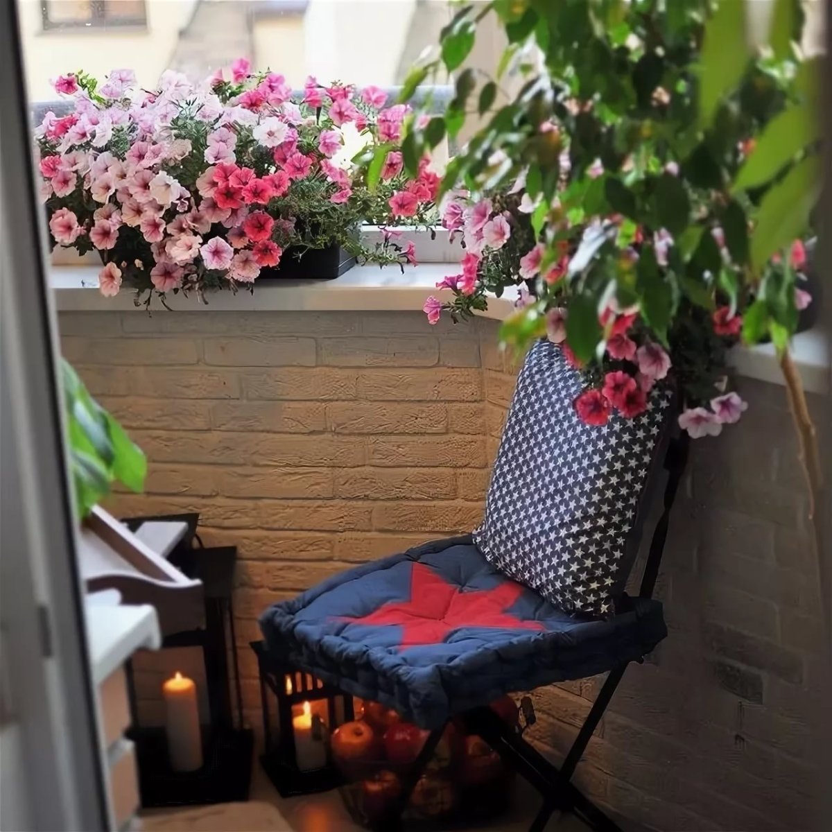 Открытый балкон с цветами хрущевка