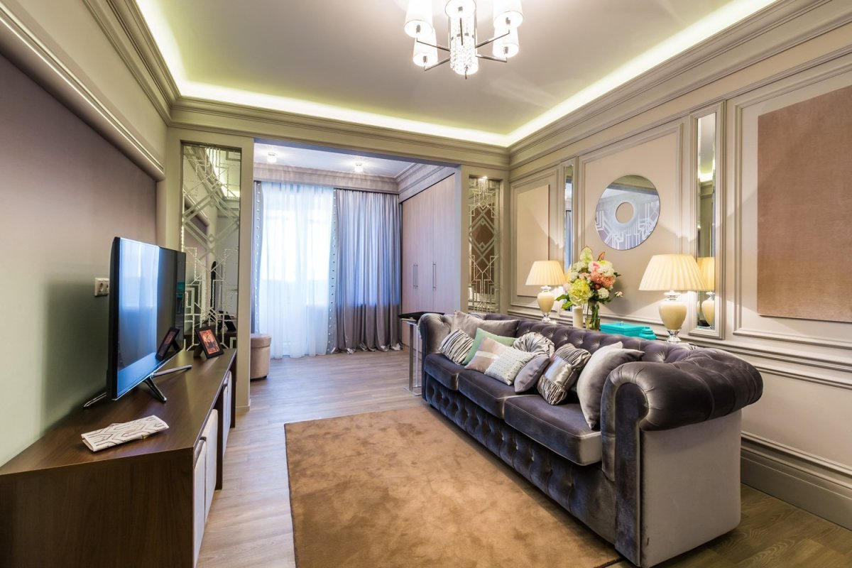 Интерьер гостиной с балконом