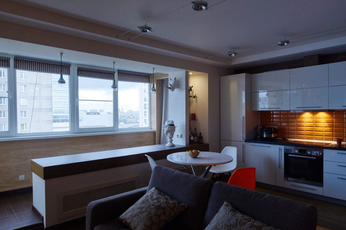 Интерьер комнаты с балконом