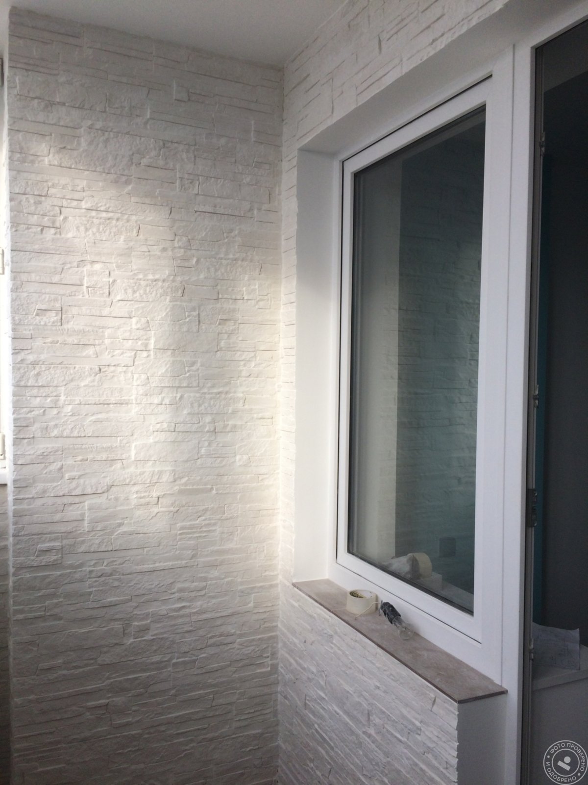 Отделка балкона декоративным камнем