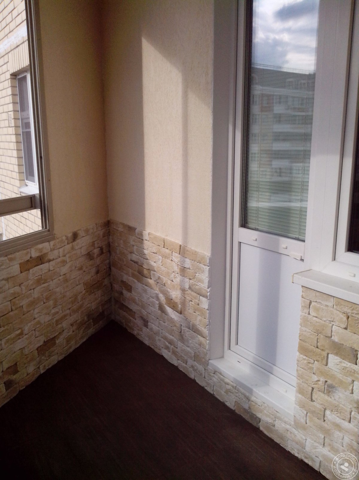 Отделка балкона жидкими обоями