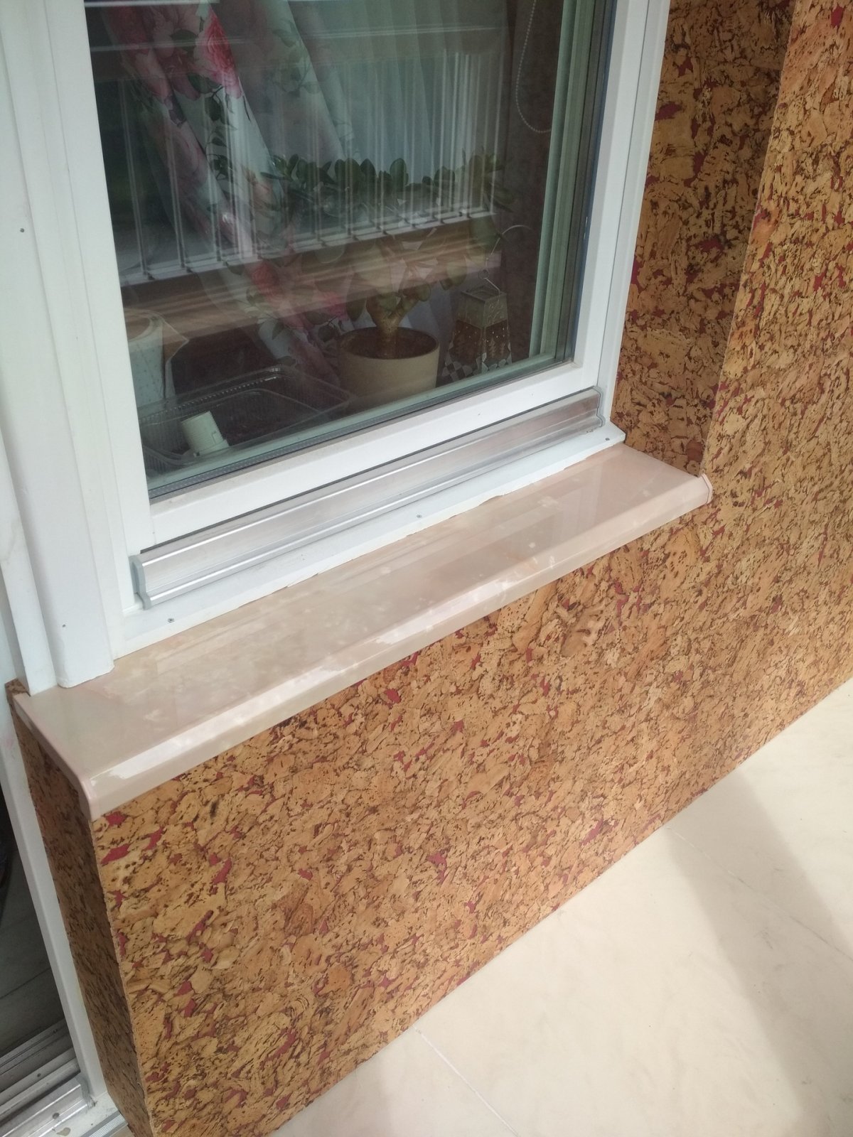 Отделка лоджии пробкой