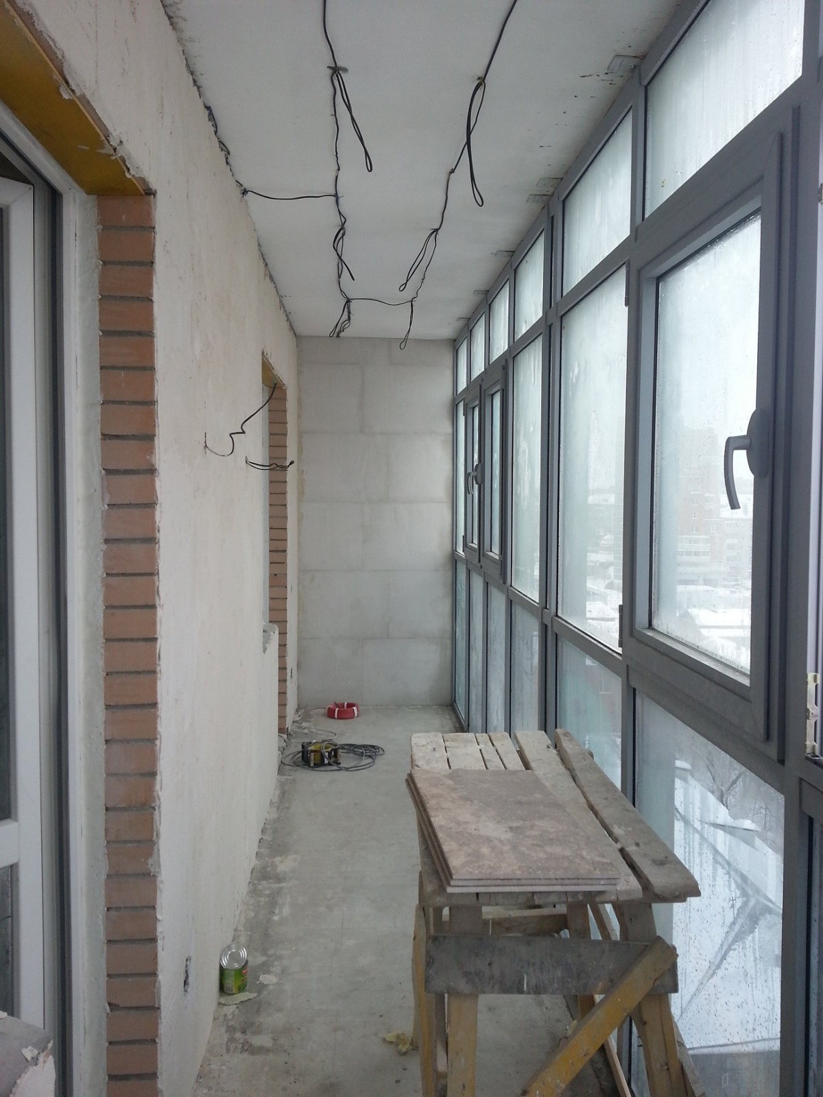 Отделка балкона пробкой