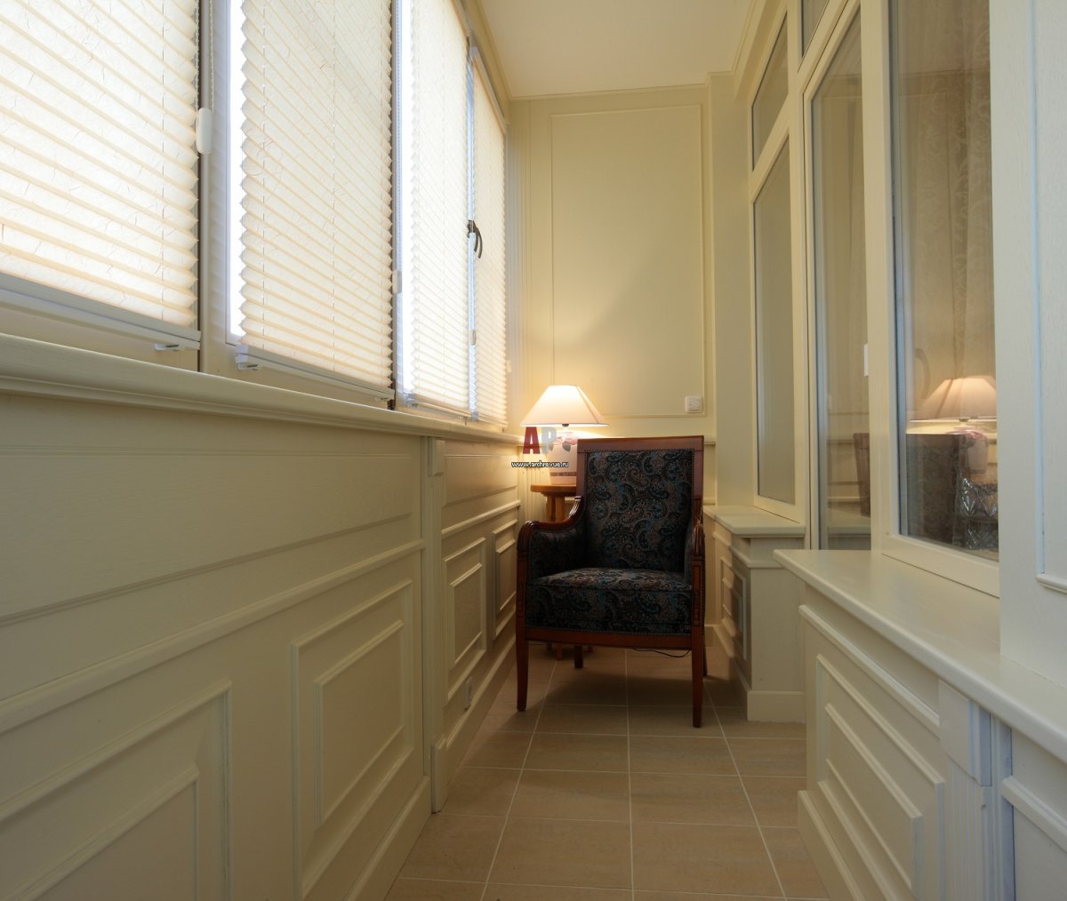 Бирюзовые стены на балконе