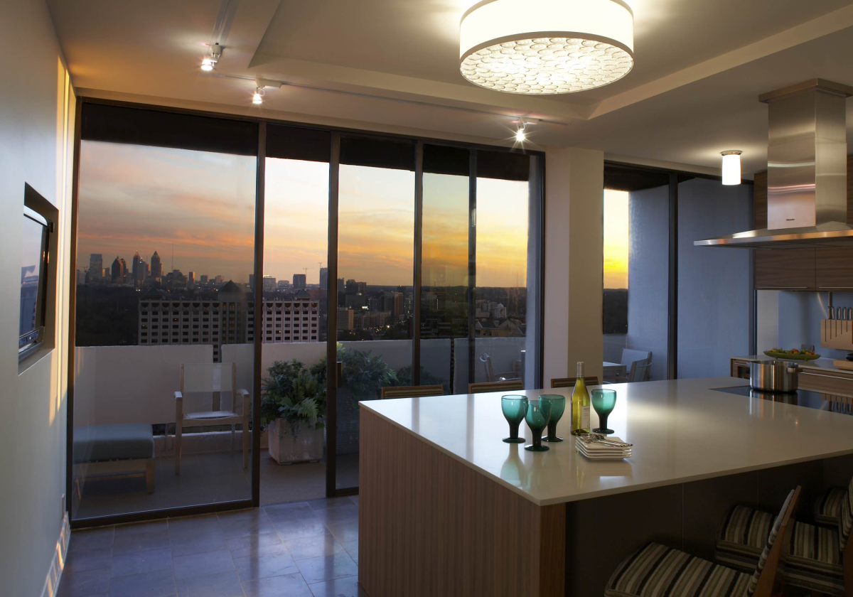 Кухня с панорамным балконом