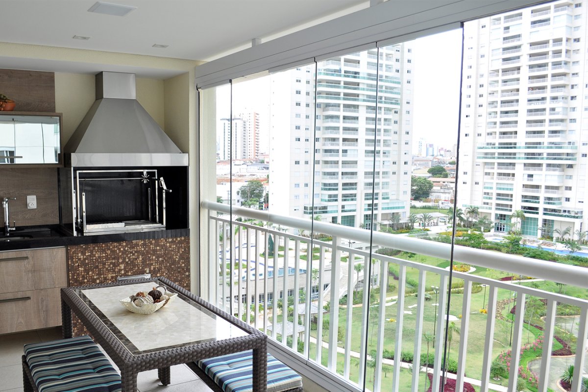 Большой балкон в квартире