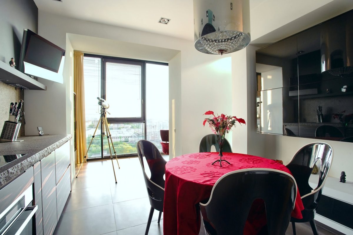 Маленькая кухня с панорамным окном