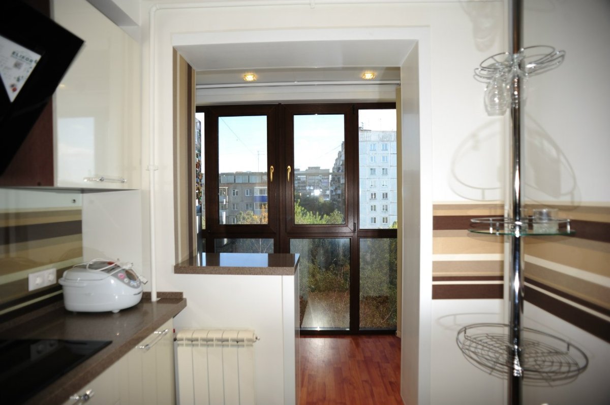 Балкон с панорамным остеклением Объединенный с кухней